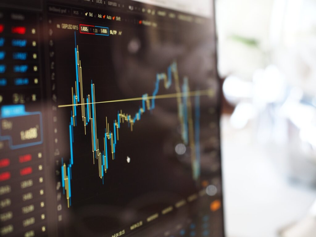 Forex trading is the process of buying one currency and selling it in order to profit from the transaction. This image shows Forex trading and is related to an article on Forex trading market.