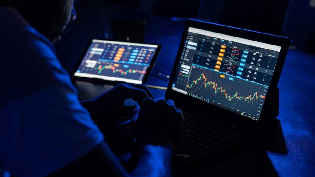 Stock Trading for Beginners - If you are a beginner stock trader, technology is the main key that can lead you to a happy and successful investment.